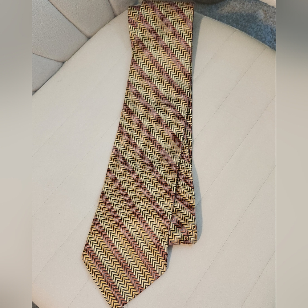 Jos A Bank Silk Tie Made in Italy Chevron Pattern 59x4 Gold Orange‎ Red Office